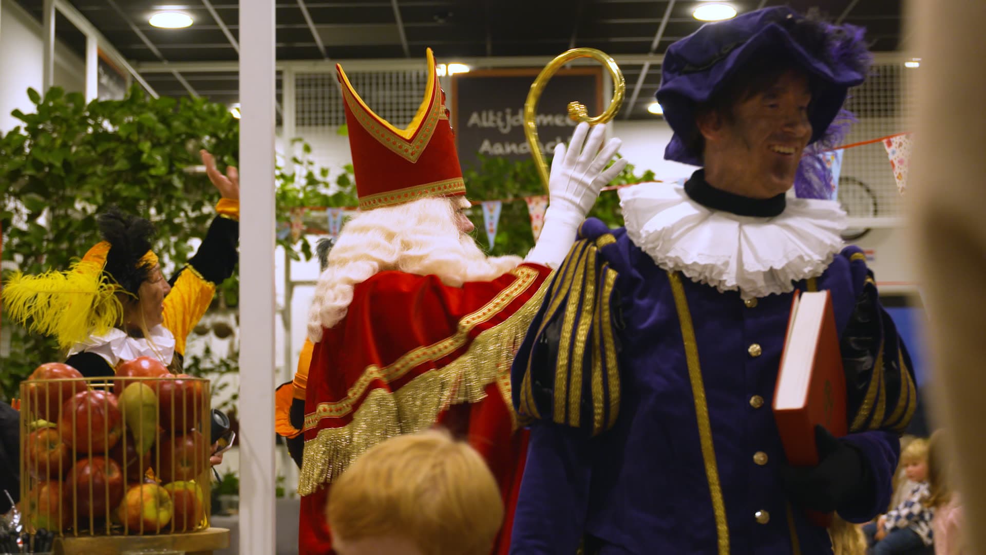 Versierde schoolhal voor een Sinterklaasactiviteit