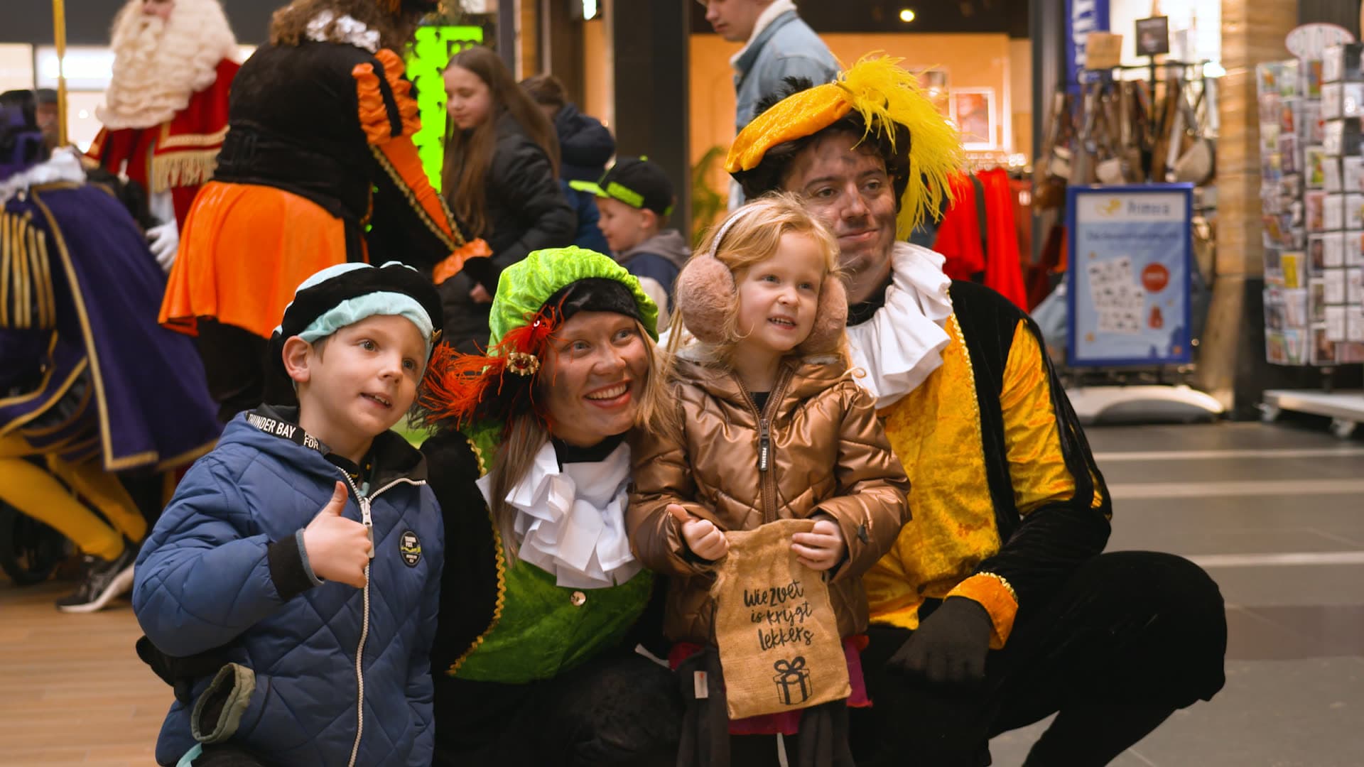 Pieten ontmoeten kinderen tijdens een winkelcentrumactiviteit