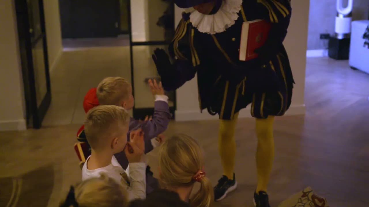 Sinterklaas en Pieten op huisbezoek in Maasdijk