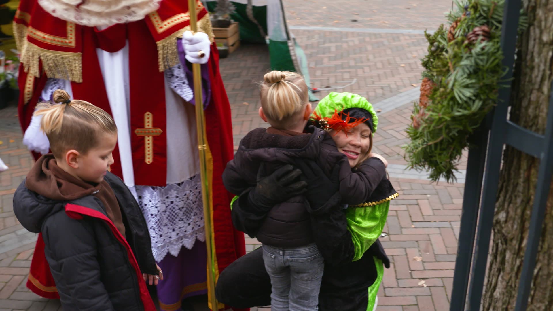 Piet maakt contact met een kind tijdens een verenigingsactiviteit